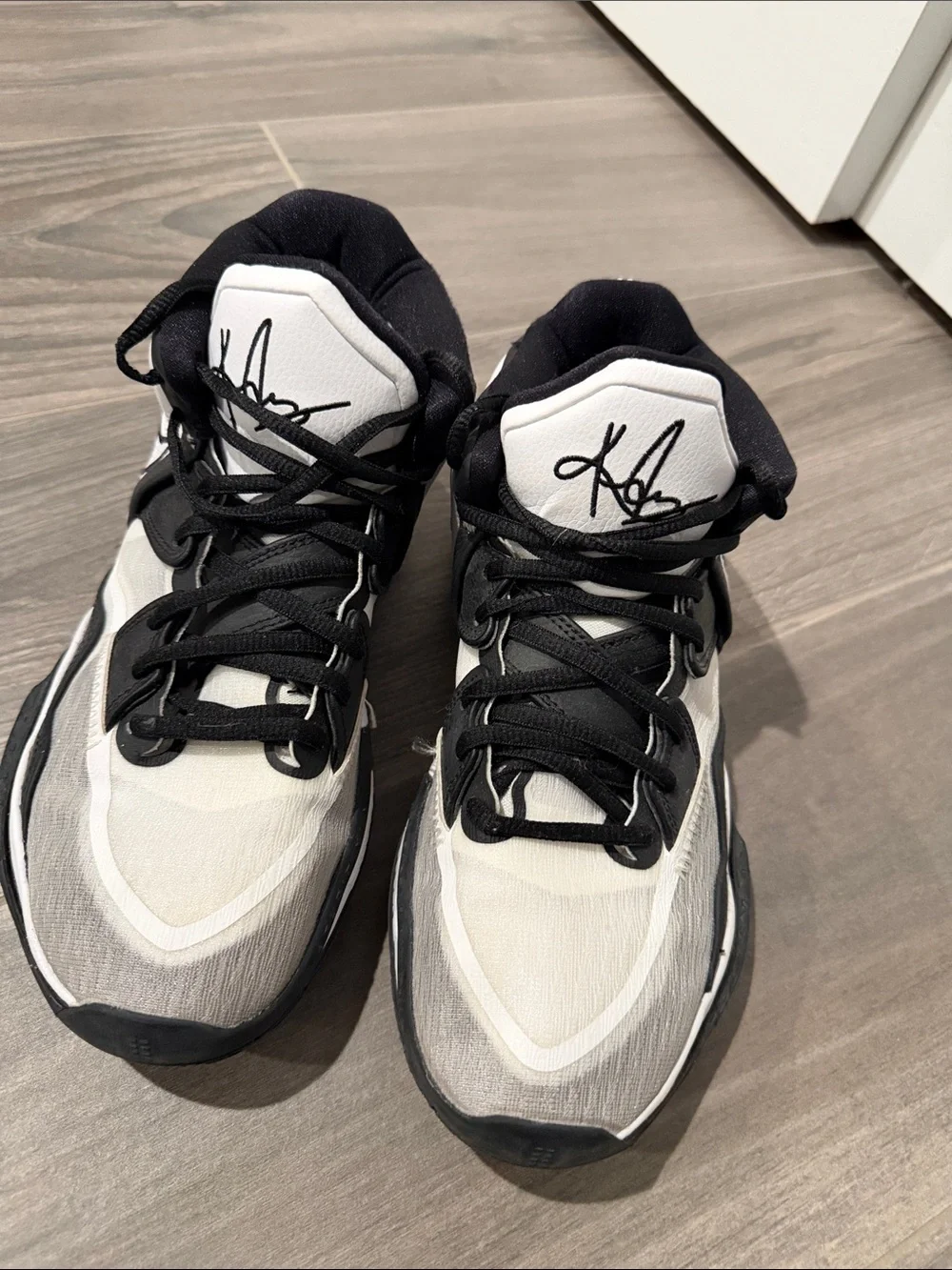 Men's size 8 - Nike Kyrie Sneaker